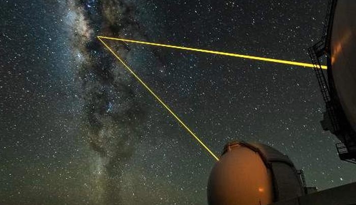 Παρατηρήθηκαν (για πρώτη φορά) τα μαγνητικά πεδία γύρω από την τεράστια μαύρη τρύπα