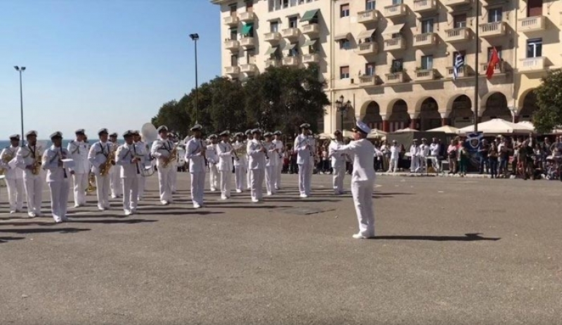 Η μπάντα του Πολεμικού Ναυτικού παίζει το... Despacito - ΒΙΝΤΕΟ