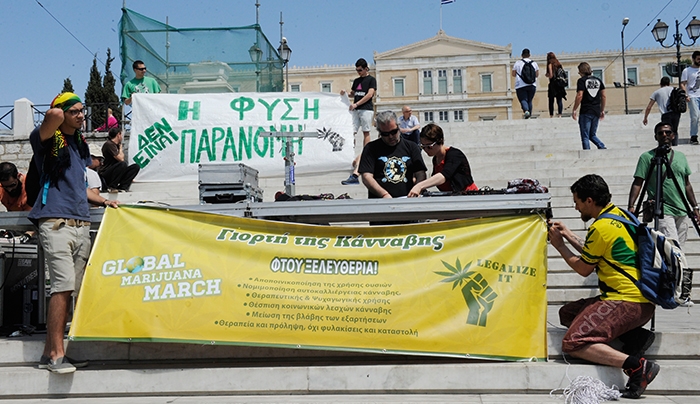 «Πάνω η φούντα»! -Στα ύψη το κέφι στην 1η Γιορτή Κάνναβης, στο Σύνταγμα