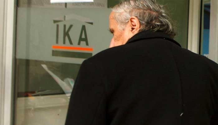 ΜΕ ΔΑΝΕΙΚΑ ΟΙ ΣΥΝΤΑΞΕΙΣ: Καταρρέει το ΙΚΑ: Εως 42% μειώθηκαν τα διαθέσιμα σε ένα χρόνο