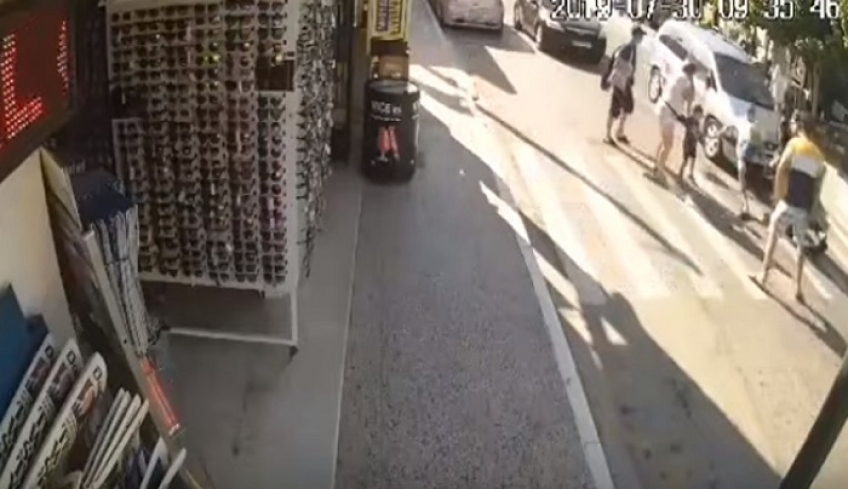 Πρωτοφανές: Οδηγός παρασύρει τουρίστα στη διάβαση και του… ζητάει τα ρέστα [βίντεο]