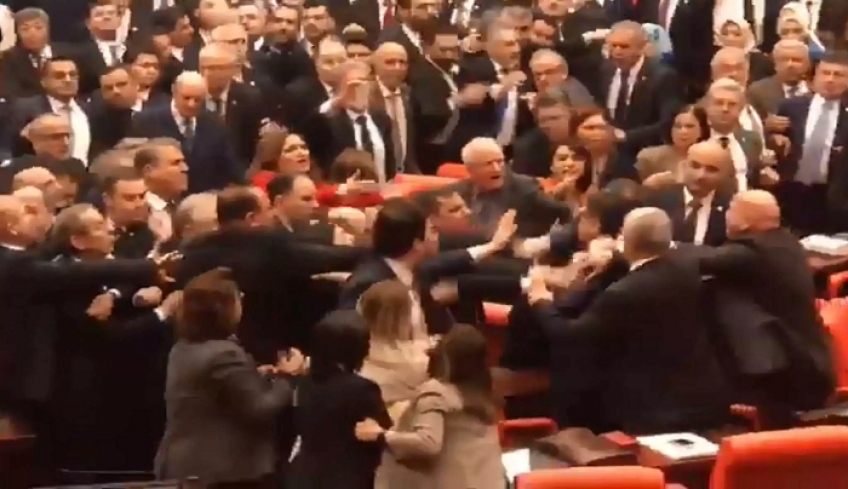 Τουρκία: Ξύλο στην Βουλή για τα… μάτια του Ερντογάν! video