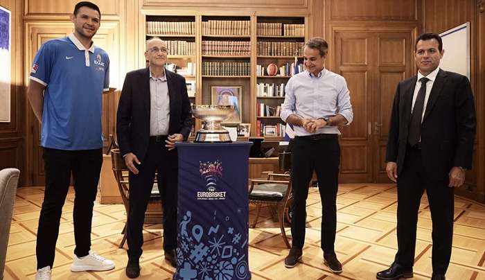 Ευρωμπάσκετ: Η βόλτα του τροπαίου στην Ελλάδα και ο ενθουσιασμός του Κυριάκου Μητσοτάκη