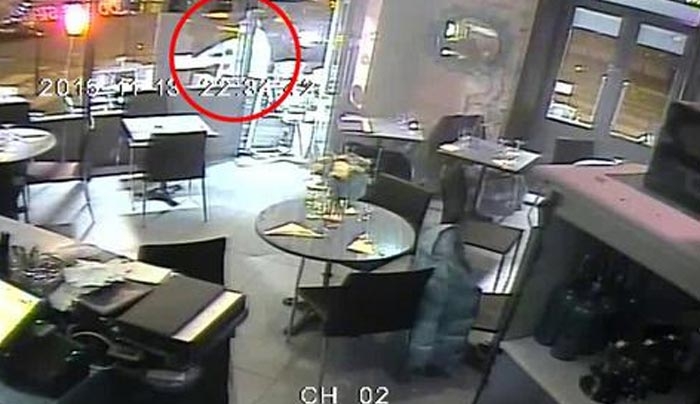 Σοκαριστικό βίντεο: Ο δολοφόνος σπέρνει το θάνατο με το Καλάσνικοφ στο εστιατόριο του Παρισιού (πολύ σκληρές εικόνες)