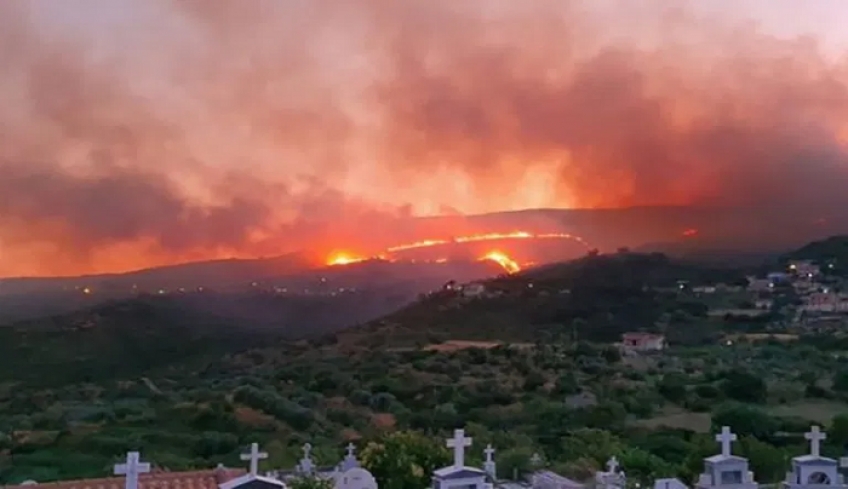 Δύσκολη νύχτα στην Κεφαλονιά: Εκκενώθηκαν χωριά, οι φλόγες «έγλειψαν» τον Δρυμό του Αίνου