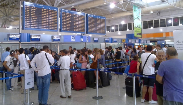 «Βουλιάζει» η Ελλάδα με 10 εκατ. τουρίστες μέχρι τον Σεπτέμβριο