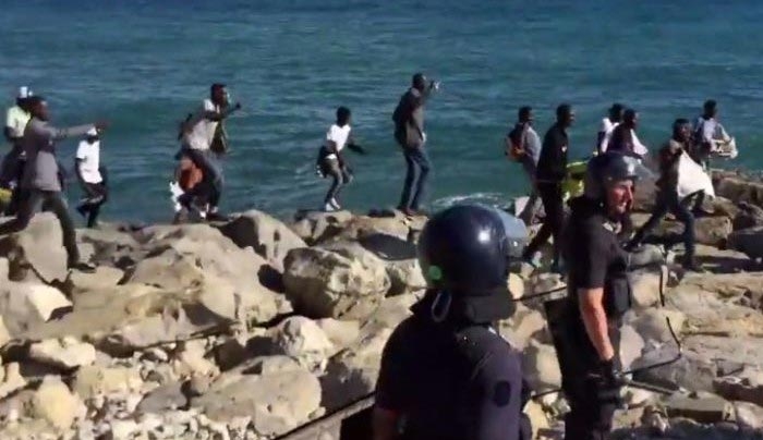 Μετανάστες έσπασαν τον αστυνομικό κλοιό και μπήκαν στη Γαλλία (βίντεο)