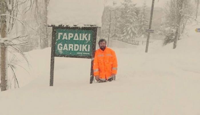 Βουλιάζουν στα χιόνια Τρίκαλα και Καρδίτσα - Στα 2,20 μέτρα το ύψος του στα ορεινά [βίντεο]