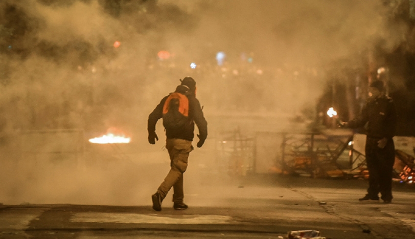«Κόλαση» στα Εξάρχεια: Μολότοφ, φωτοβολίδες και καμένες σημαίες στα επεισόδια για την επέτειο του Πολυτεχνείου