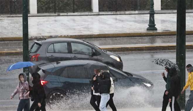 ΙΣΧΥΡΗ ΒΡΟΧΗ ΣΤΟ ΚΕΝΤΡΟ ΤΗΣ ΑΘΗΝΑΣ (ΓΙΑΝΝΗΣ ΠΑΝΑΓΟΠΟΥΛΟΣ/ EUROKINISSI)