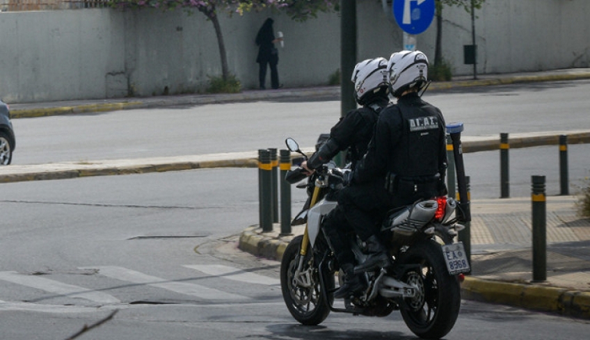 Συνελήφθησαν 7 μέλη του Ρουβίκωνα, για το συμβάν έξω από το Μαξίμου -Πέταξαν στο έδαφος αστυνομικό