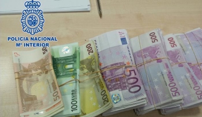 Μαδρίτη: Συνέλαβαν Ολλανδή με 180.000 ευρώ κρυμμένα... στα παπούτσια της (βίντεο)