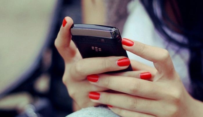 21 σκέψεις που κάνουμε όλες όταν περιμένουμε να στείλει SMS