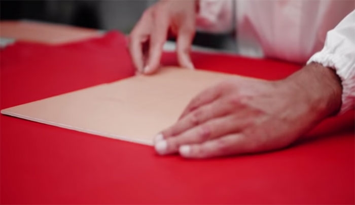 Δείτε σε αυτό το βίντεο πώς φτιάχνεται η διάσημη τσάντα «Be Dior»