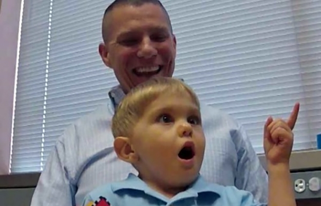 VIDEO: H αντίδραση ενός 3χρονου κωφού παιδιού, που ακούει για πρώτη φορά τη φωνή του πατέρα του