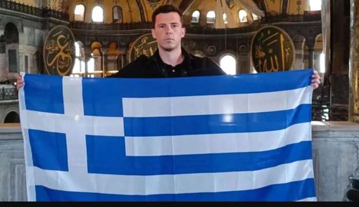 Αγία Σοφία: Άνοιξε την ελληνική σημαία μέσα στην ιστορική εκκλησία – Θύελλα αντιδράσεων στην Τουρκία