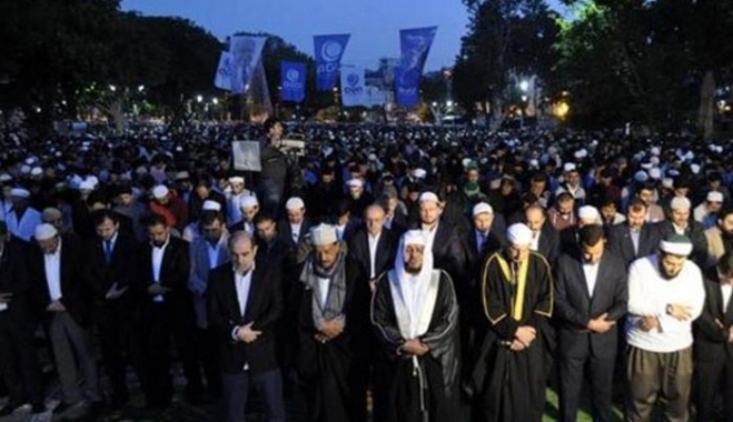 Χιλιάδες φανατικοί μουσουλμάνοι ζητούν να μετατραπεί η Αγία Σοφία σε τζαμί