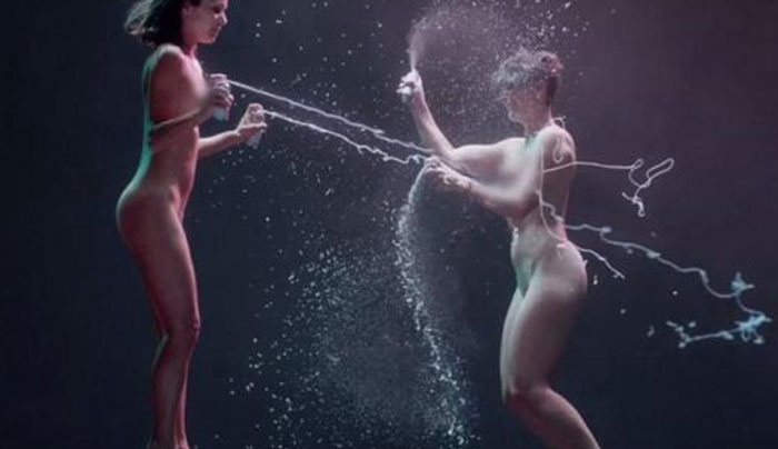Χοροπηδούν γυμνοί στον αέρα: ένα βίντεο σε αργή κίνηση για τον έρωτα και τη σεξουαλικότητα (Βίντεο)
