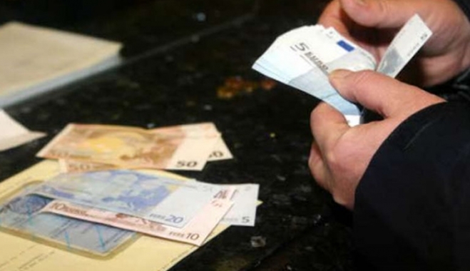 Η «συντριβή» των μισθών - Τα αποκαλυπτικά στοιχεία