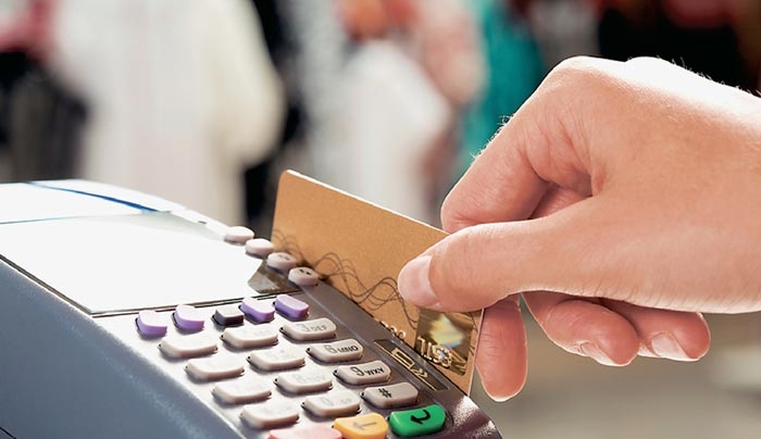 Πλαστικό χρήμα παντού: Εναρξη εργασιών για επιχειρήσεις μόνο αν έχουν μηχανήματα POS