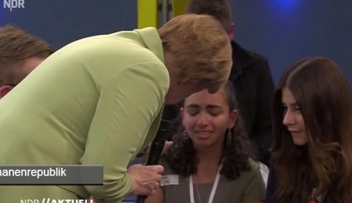 Όταν η Μέρκελ έκανε ένα μικρό κορίτσι να βάλει τα κλάματα (VIDEO)