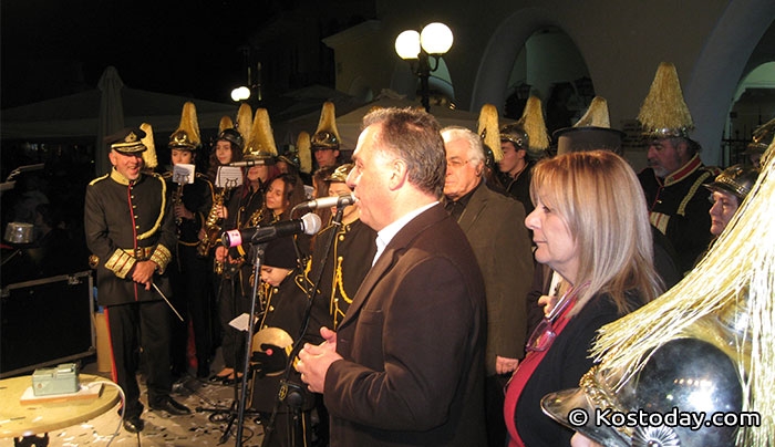 Σε γιορτινή ατμόσφαιρα και με πολύ κόσμο το άναμμα του δέντρου στην πλατεία Ελευθερίας!  (βίντεο- φωτό)