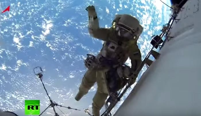 Ρώσοι κοσμοναύτες κάνουν περίπατο στο διάστημα με θέα τη γη (βίντεο)