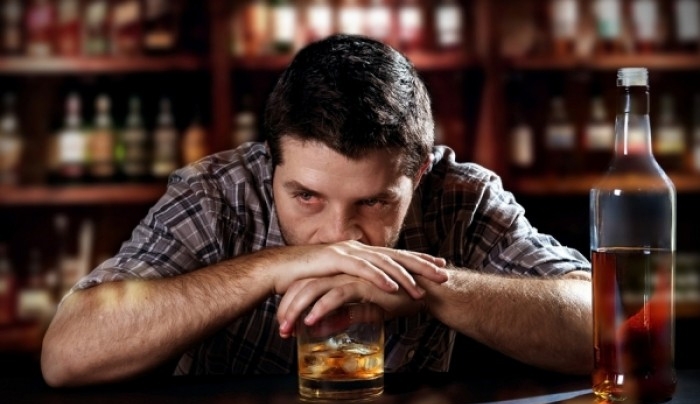 Βγαίνετε σπάνια αλλά πίνετε πολύ; Οι επιστήμονες προειδοποιούν