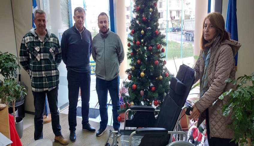 Συνεχίζεται η αγαστή συνεργασία Υπηρεσίας Περιβάλλοντος,Λιμενικού Ταμείου και Συλλόγου ΣΩΤΗΡ, με άλλο ένα αμαξίδιο για νεαρή συμπολίτισσα μας