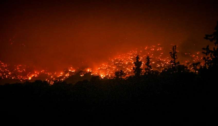 Μαίνονται οι φωτιές σε Κέρκυρα, Ρόδο, Αίγιο και Κάρυστο: Οι εξελίξεις στα πύρινα μέτωπα
