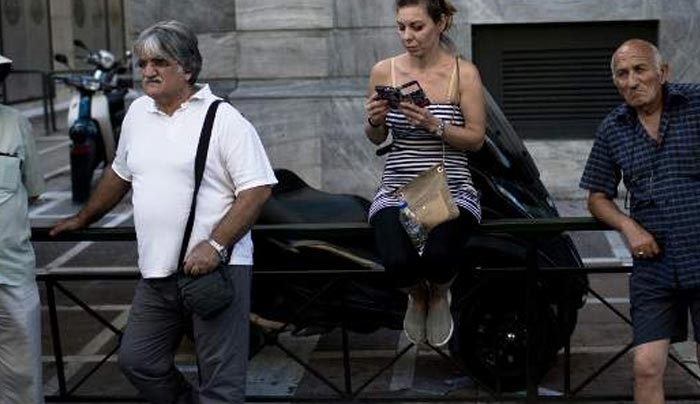 Αφαίμαξη στα εισοδήματα των επαγγελματιών από τα αναδρομικά χαράτσια στον ΕΦΚΑ