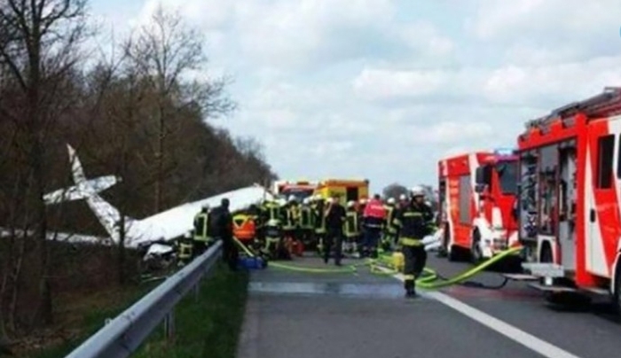 Αεροσκάφος συνετρίβη σε αυτοκινητόδρομο στη Γερμανία