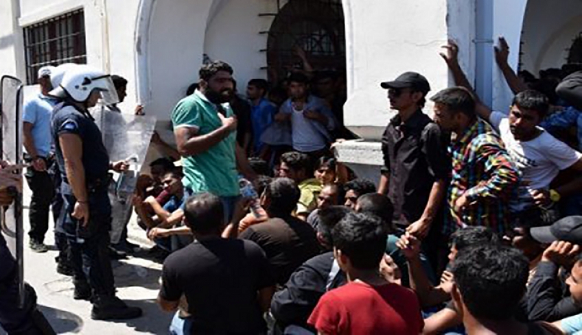 Λέρος: Συγκρούσεις των ΜΑΤ με μετανάστες μετά το πλιάτσικο στις αποθήκες του νοσοκομείου