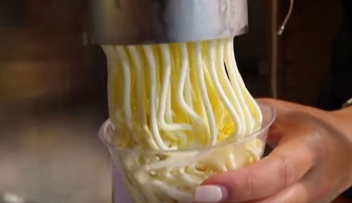 Το παγωτό – σπαγγέτι έκανε πρεμιέρα στη Θεσσαλονίκη (γιατί;) (Βίντεο)