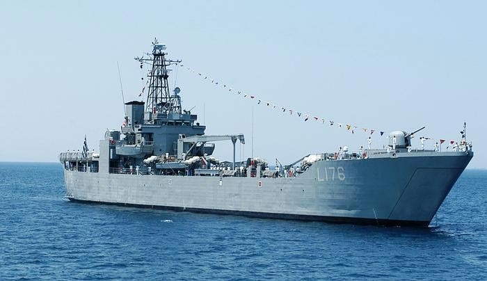 Πλοίο του πολεμικού ναυτικού στη Λέσβο για να στεγάσει τους πρόσφυγες