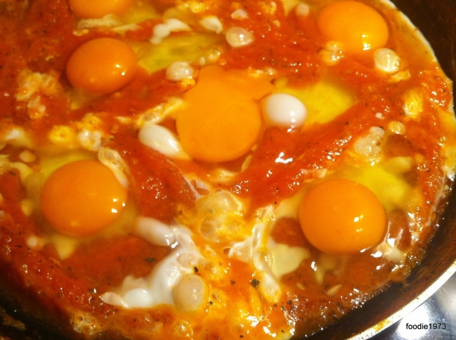 Αυγά μάτια σε κόκκινη σάλτσα