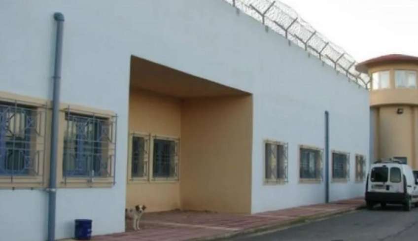 Απίστευτες καταγγελίες για διευθυντή φυλακών: Επισκεπτήρια στο γραφείο του και πεσκέσια στο αυτοκίνητο του