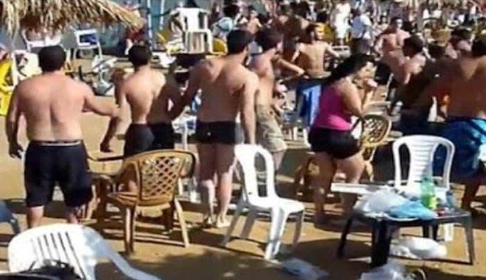 ΑΓPΙΟ «ξύλο» σε ελληνική παραλία (Βίντεο)