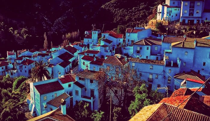Ένα χωριό βάφτηκε μπλε και γέμισε τουρίστες (Photo)