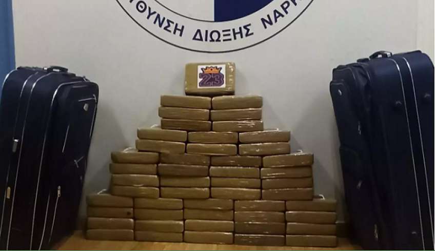 Η βαλίτσα έκρυβε μέσα της 57 κιλά κοκαΐνης συνολικής αξίας 1,5 εκατ. ευρώ (εικόνες, βίντεο)