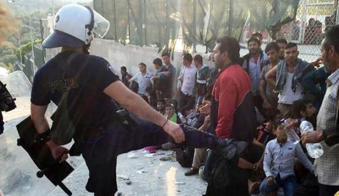 Σάλος με τον αστυνομικό που κλώτσησε πρόσφυγα – Έρευνα της ΕΛ.ΑΣ - ΦΩΤΟ