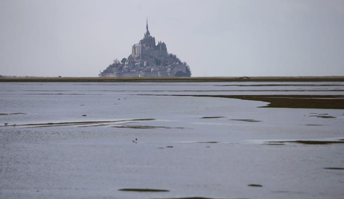 Δεκάδες χιλιάδες άνθρωποι στις ακτές της δυτικής Γαλλίας για την «παλίρροια του αιώνα»