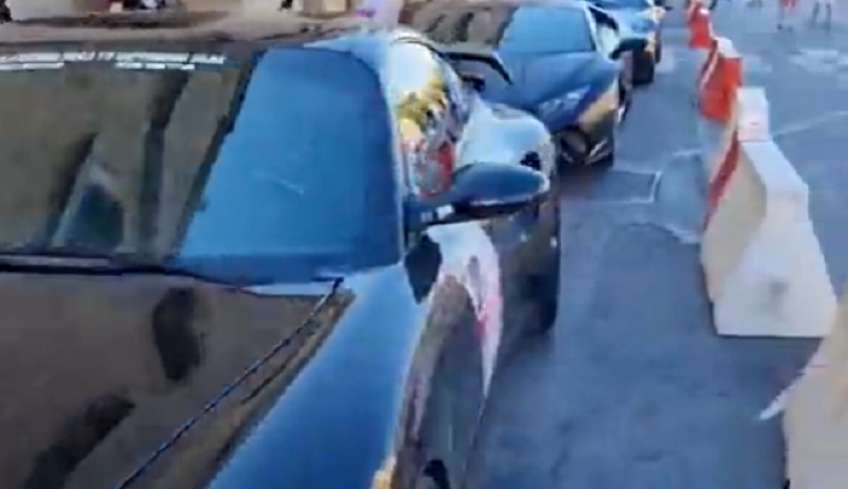 ΜcLaren, Lamborghini, Ferrari, Porsche, Jaguar, BMW και άλλα Supercars περικύκλωσαν το κτίριο της περιφέρειας που γέμισε με ήχο ιπποδύναμης. Ασυνήθιστη εικόνα, ωραία γιορτή.