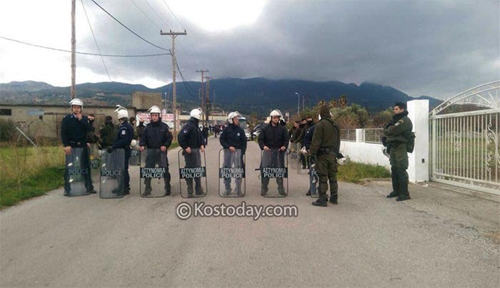 ΈΚΤΑΚΤΟ: Συναγερμός στα Φωκάλια - Κόσμος, Αστυνομία και ΜΑΤ συγκεντρώθηκαν στην περιοχή (Φωτό & Βίντεο)