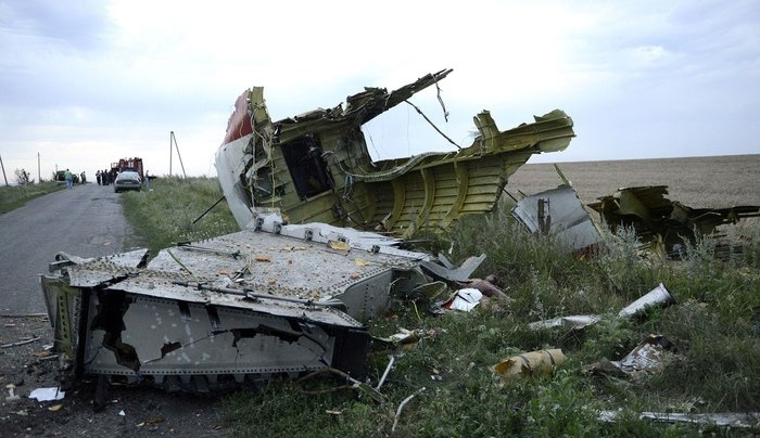 Φρίκη: Εκαναν πλιάτσικο ανάμεσα στα θύματα της MH17