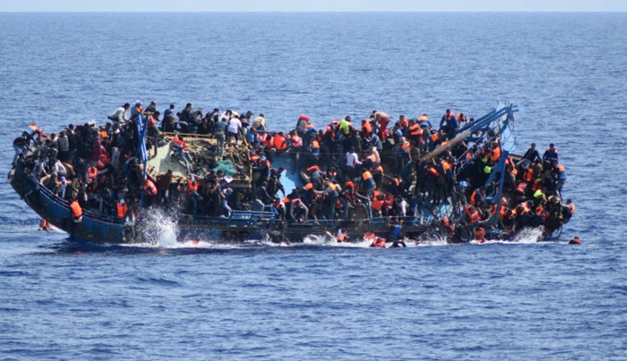 Σοκ: Η στιγμή που βουλιάζει σκάφος γεμάτο μετανάστες (βίντεο)