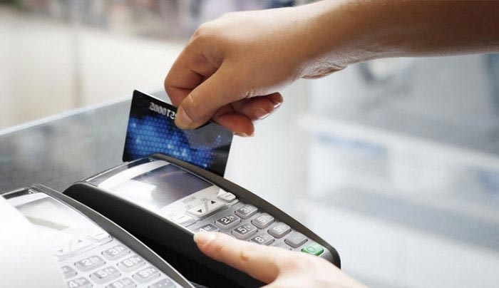 ΔΕΚΟ και τηλέφωνα θα «μετράνε» στις πληρωμές με πλαστικό χρήμα
