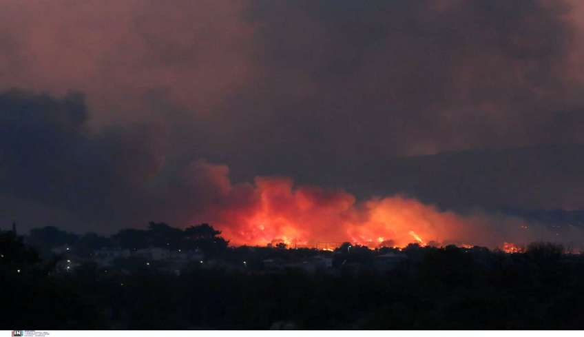 Φωτιές σε Αλεξανδρούπολη, Ροδόπη, Καβάλα: Νύχτα – κόλαση υπεράνθρωπη μάχη με τις φλόγες και νέες εκκενώσεις οικισμών