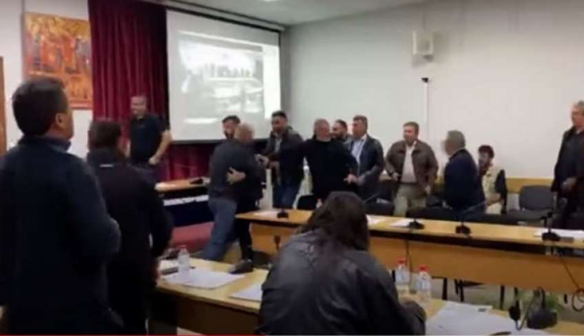 Κρήτη: Απαράδεκτες εικόνες στη Γόρτυνα - Πιάστηκαν στα χέρια στο δημοτικό συμβούλιο [Βίντεο]