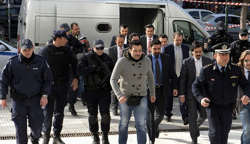 Επιμένει η κυβέρνηση: Ανεπιθύμητοι οι οκτώ Τούρκοι